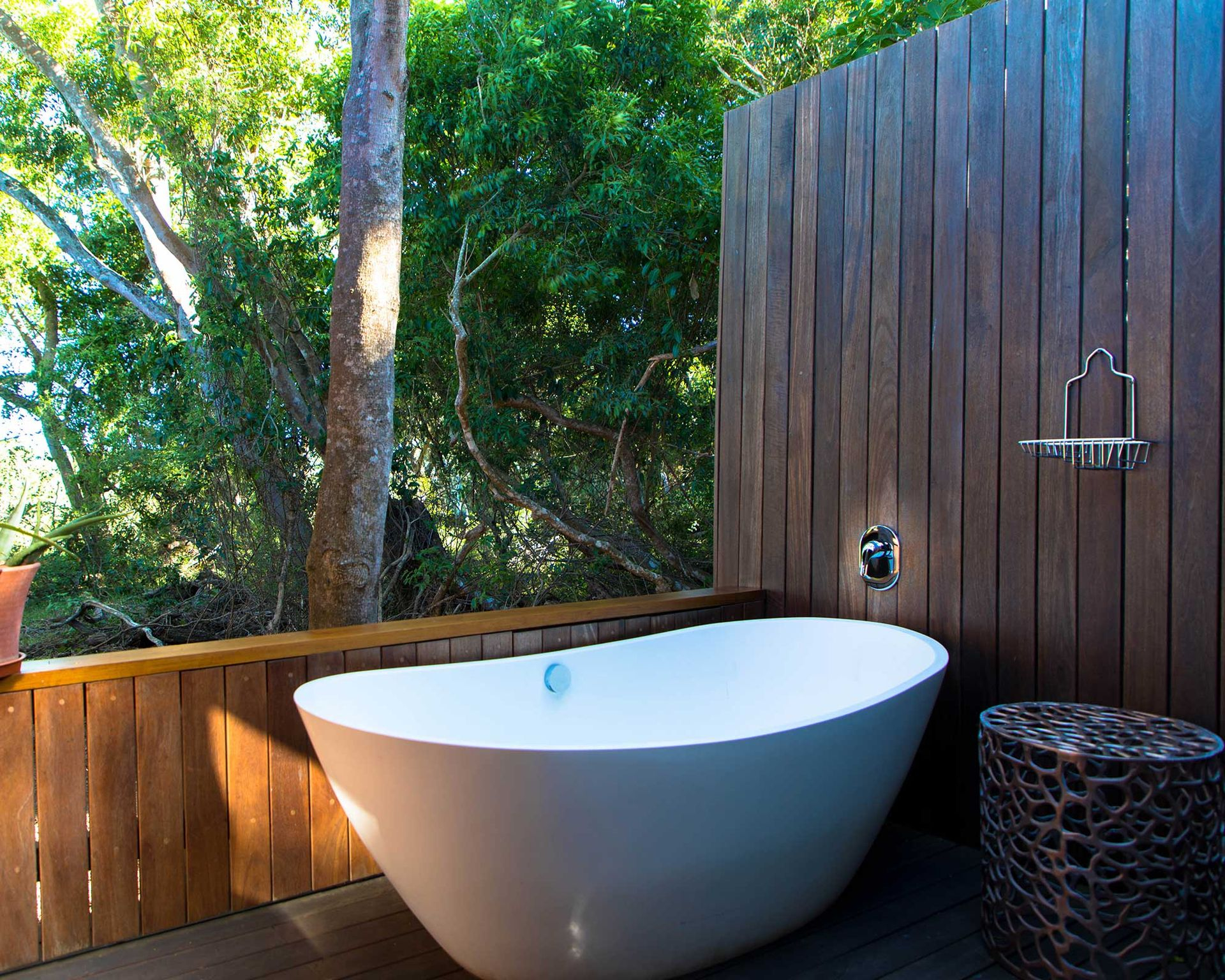 Privacy Ideas for Open Air Baths That Don’t Feel Like a Fortress